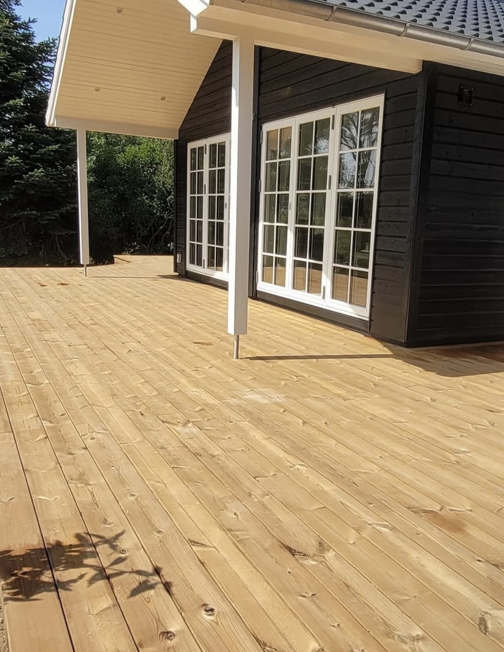 Træterrasse og sommerhus